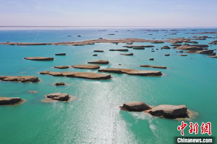 航拍青海大柴旦烏素特水上雅丹奇特景觀?！●R銘言 攝