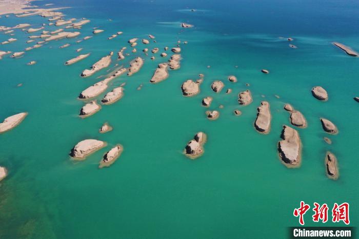 航拍青海大柴旦烏素特水上雅丹奇特景觀?！●R銘言 攝
