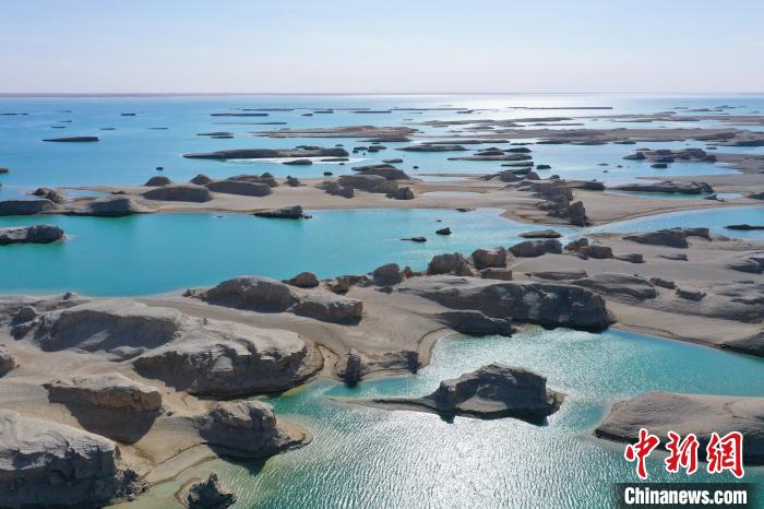 航拍青海大柴旦烏素特水上雅丹奇特景觀?！●R銘言 攝