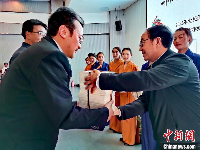 圖為贈(zèng)送叢書。　張?zhí)砀?攝