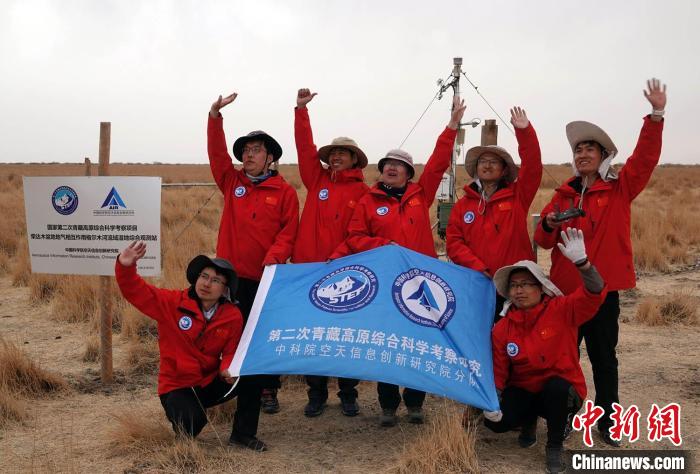 經(jīng)過不懈努力，格爾木濕地站終于建成，第二次青藏科考中科院空天院分隊向航拍無人機揮手合影。　<a target='_blank' href='/'><p  align=