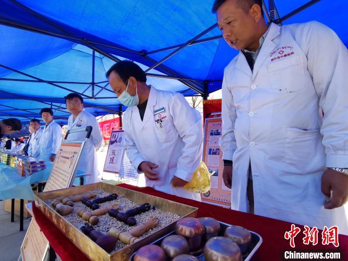圖為青海省循化縣的國家級非遺項目尤闕療法的器械展示?！?zhí)砀?攝