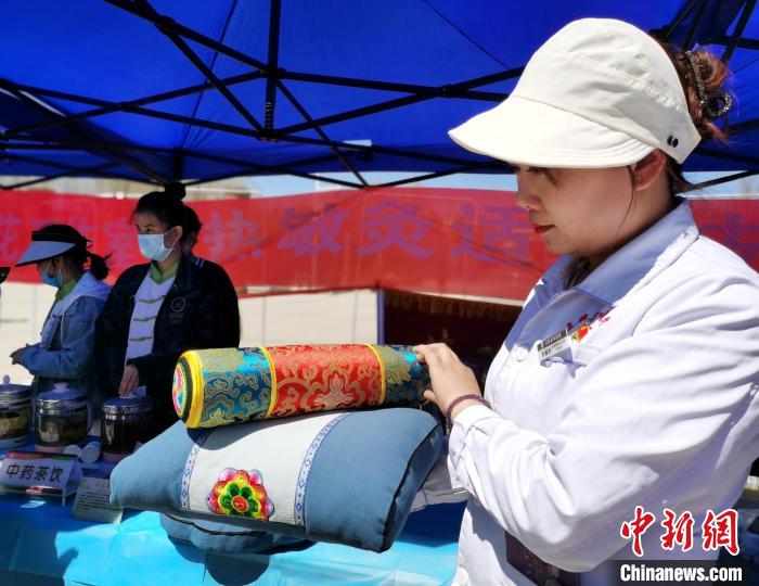 圖為青海省互助縣的中藥枕頭?！?zhí)砀?攝