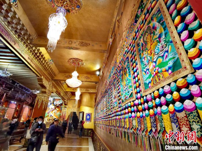 圖為仁俊畫院內(nèi)的堆繡?！?zhí)砀?攝