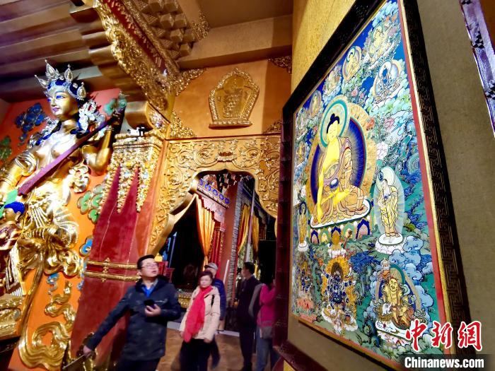 圖為仁俊畫院內(nèi)的唐卡?！?zhí)砀?攝