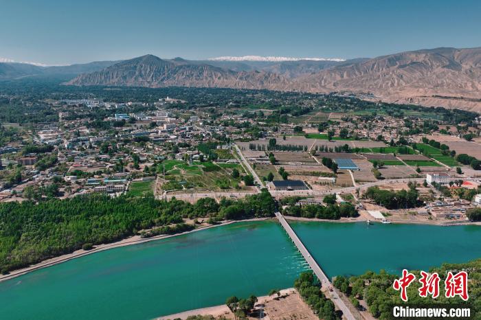 航拍青海貴德黃河岸畔綠意濃濃?！≮w凜松 攝