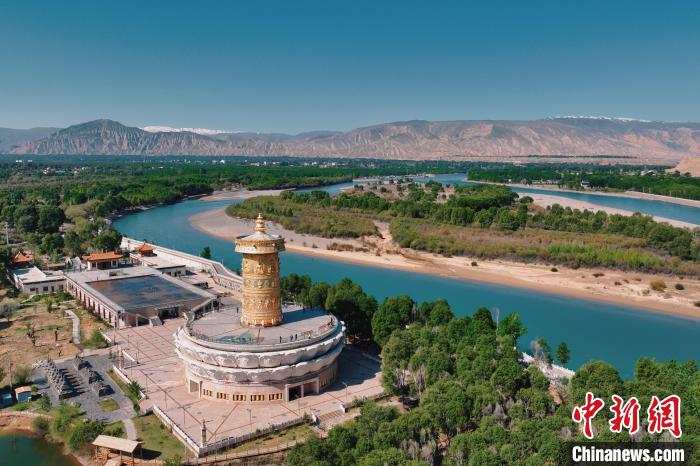 航拍青海貴德黃河岸畔綠意濃濃?！≮w凜松 攝