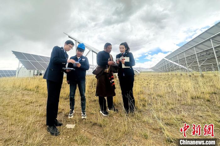 圖為稅務(wù)干部上門開展稅費(fèi)輔導(dǎo)?！》劫F龍 攝