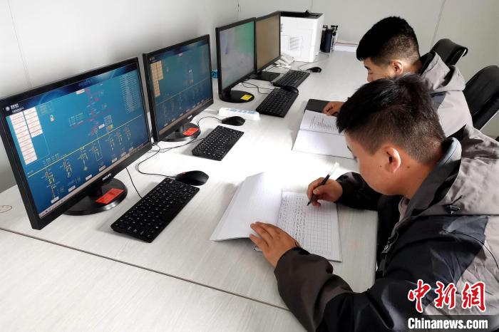 圖為光伏發(fā)電項(xiàng)目升壓站監(jiān)控室?！±铍h 攝