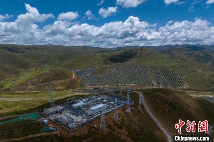 航拍建成投運(yùn)的柯拉一期光伏電站升壓站?！⒅铱?攝