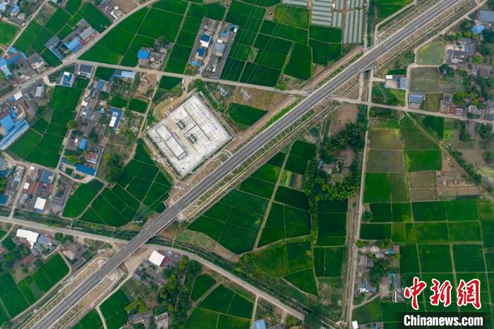 空中俯瞰綿竹牽引變電所和川青鐵路成黃段鐵路線。　劉忠俊 攝
