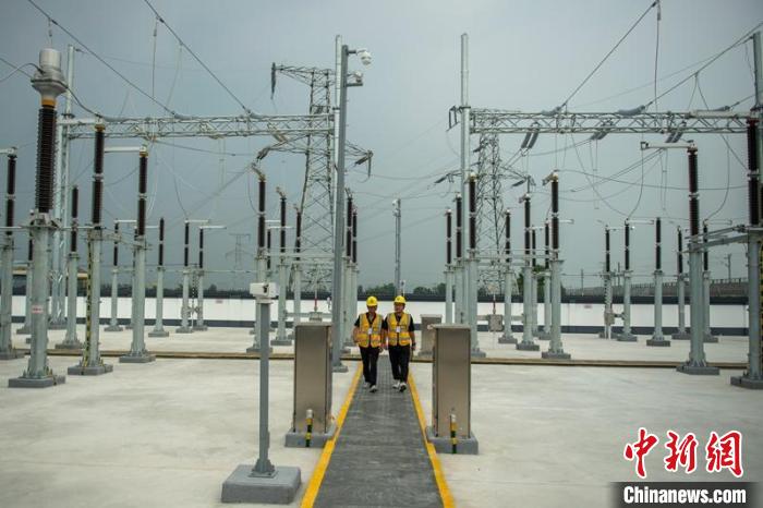 工作人員正在綿竹牽引變電所內(nèi)巡查設備受電運行情況?！⒅铱?攝