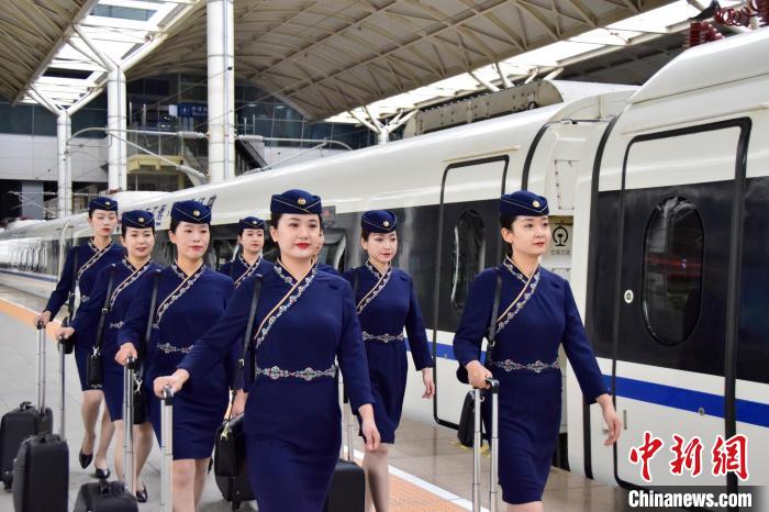 圖為青藏鐵路西格段“復興號”動車組乘務員新制服亮相?！|科力加 攝
