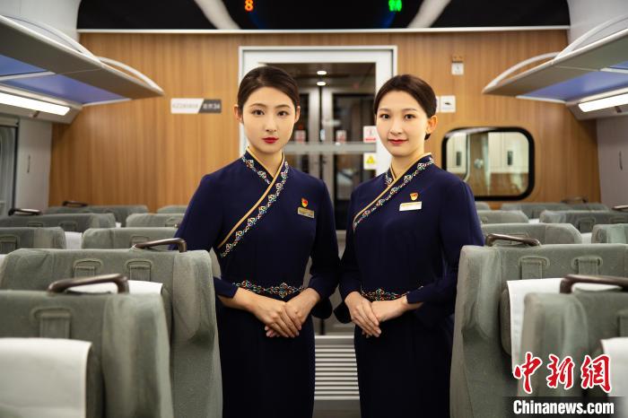 圖為整體色彩以“深藏青”為主調(diào)的西格段“復興號”動車組乘務員新制服?！±罾?攝