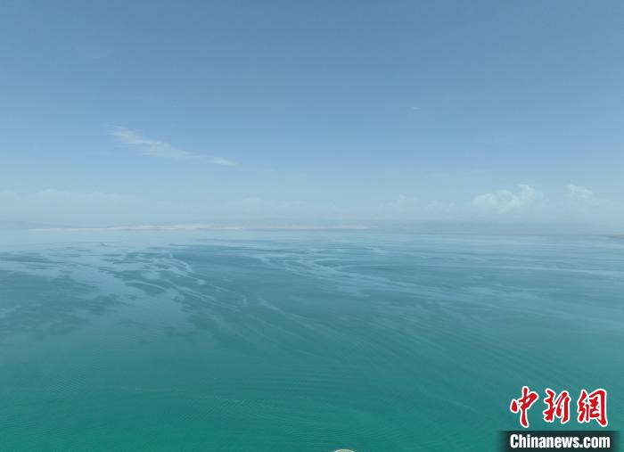 圖為航拍仲夏時(shí)節(jié)，青海湖水天一色?！∑钤鲚?攝