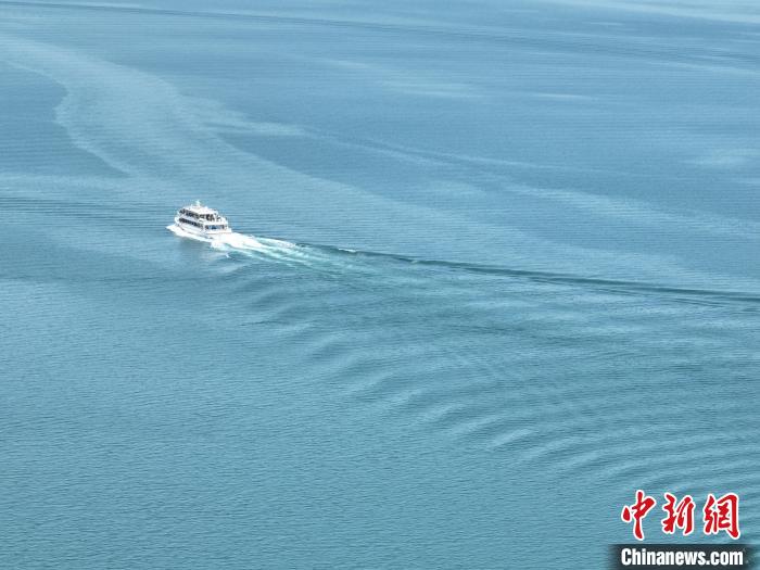 圖為航拍仲夏時(shí)節(jié)，青海湖湖水碧波蕩漾?！∑钤鲚?攝