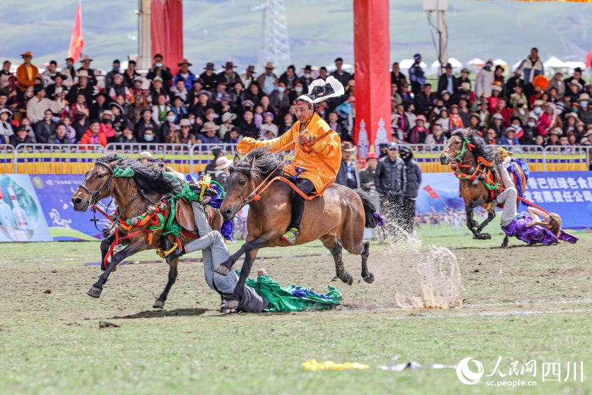馬術(shù)表演現(xiàn)場(chǎng)。洛絨尼瑪攝