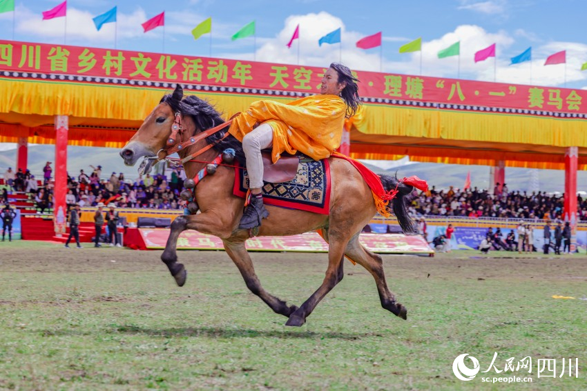 馬術(shù)表演現(xiàn)場(chǎng)。洛絨尼瑪攝