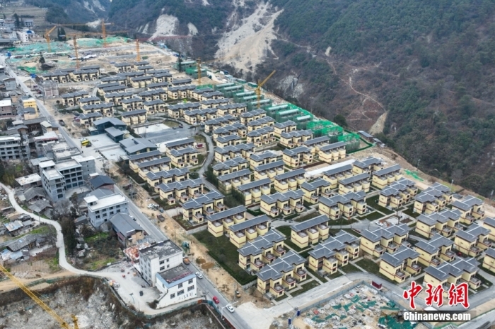 圖為2月1日，瀘定磨西鎮(zhèn)震后重建的安置小區(qū)。(無人機(jī)照片)<a target='_blank' href='/'><p  align=