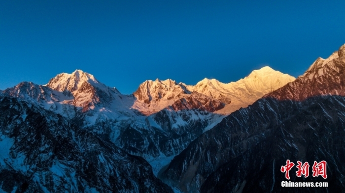 圖為2月1日，清晨陽(yáng)光照在貢嘎雪山上，出現(xiàn)“日照金山”景觀(guān)。(無(wú)人機(jī)照片)<a target='_blank' href='/'><p  align=