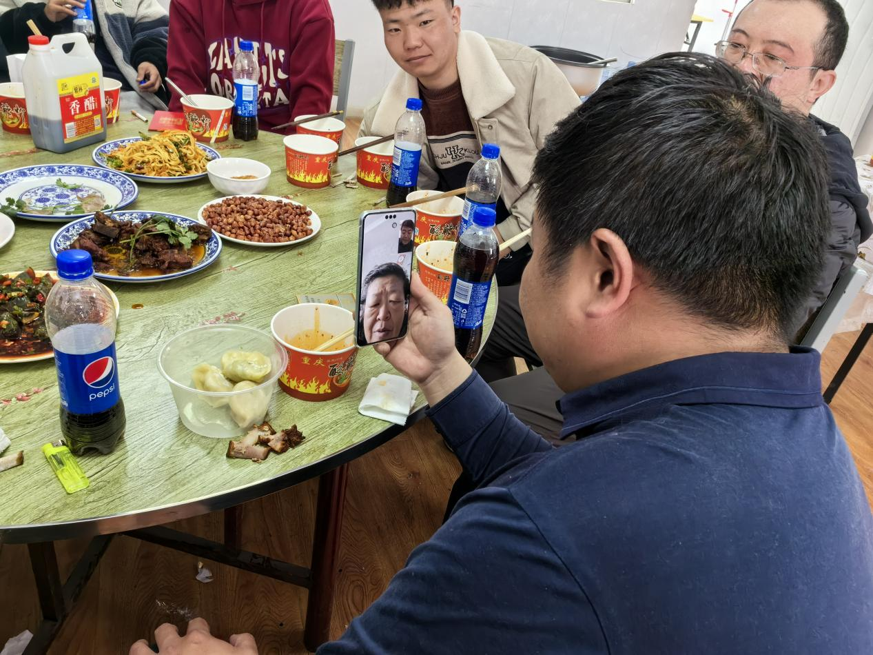 王玉琦與家人視頻。王元明攝