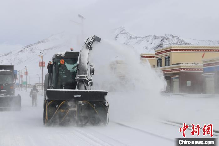 圖為該支隊(duì)官兵正在清理路面積雪?！《崦刺?攝