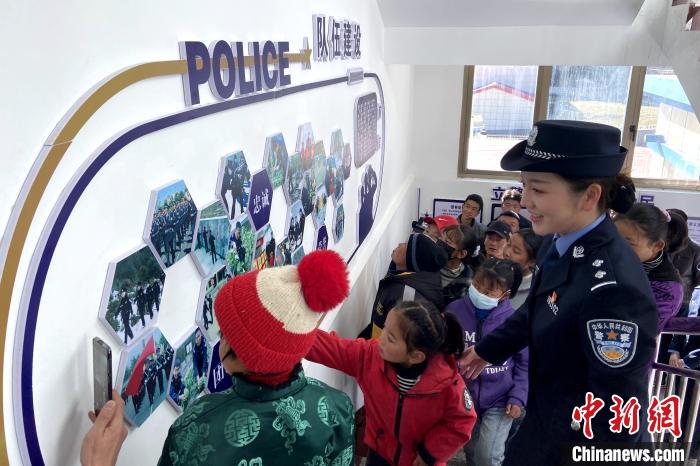 山南邊境管理支隊勒布邊境派出所舉行警營開放日活動，邀請駐地民眾進警營，了解民警工作生活?！∏f冀 攝