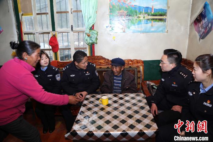 亞東出入境邊防檢查站民警走訪慰問轄區(qū)困難群眾。　張雨強 攝