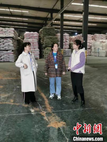 圖為次仁措姆(中)正在開(kāi)展街道工作。<a target='_blank' ><p  align=