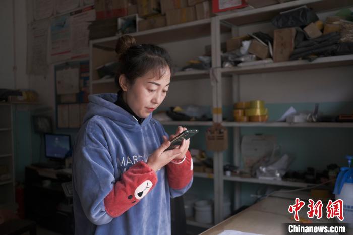 正在快遞站點內(nèi)忙碌的楊莉春。　何蓬磊 攝