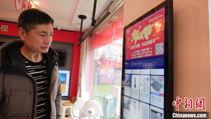 圖為店內(nèi)放置的可在線選購(gòu)商品的觸摸電子展示屏?！≈x牧 攝