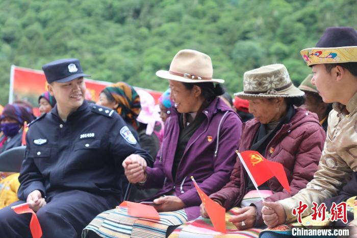 圖為李陽副所長(前排左一)與卓嘎、央宗姐妹共同參加愛國主義教育活動?！〉录?攝