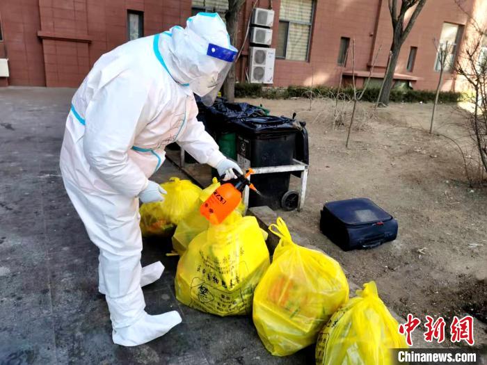 給垃圾做消殺。　鐵西區(qū)委宣傳部 攝