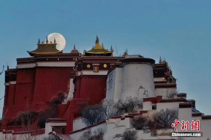 圖為一輪明月從布達(dá)拉宮上空緩緩升起。馬謙 攝