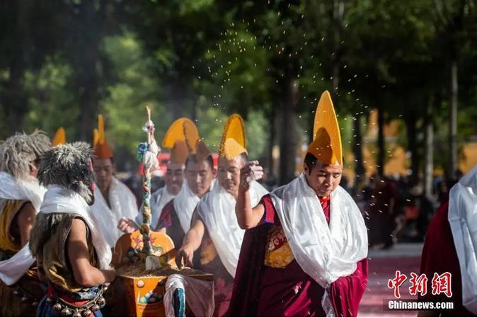資料圖：扎什倫布寺跳神活動(dòng)結(jié)束后，僧眾依次拋撒“切瑪”盒中的青稞祈福。<a target='_blank' ><p  align=