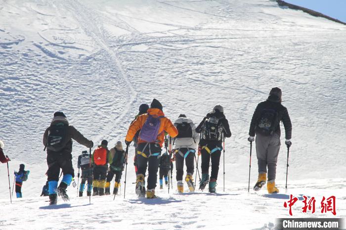 圖為2019年，普通民眾在洛堆峰體驗登雪山活動。資料圖 趙朗 攝