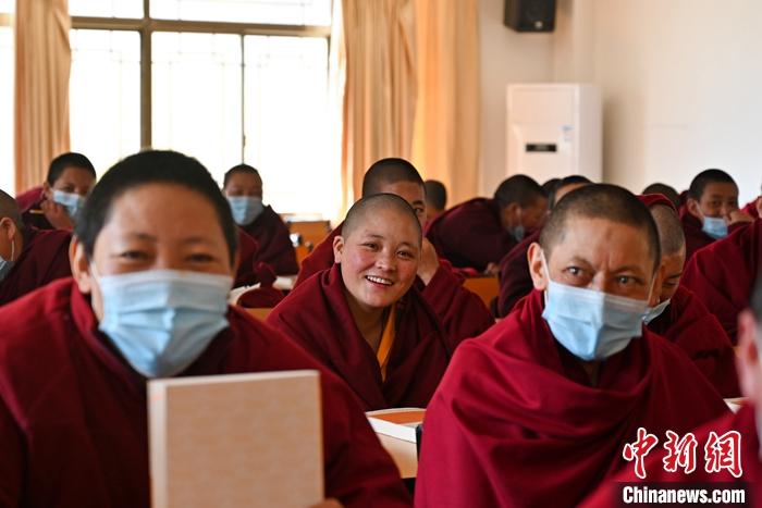 3月23日，記者走進(jìn)位于拉薩的西藏佛學(xué)院，探訪宗教學(xué)府的新學(xué)期。圖為西藏佛學(xué)院尼眾部學(xué)員等待上課。<a target='_blank' ></p><p  align=