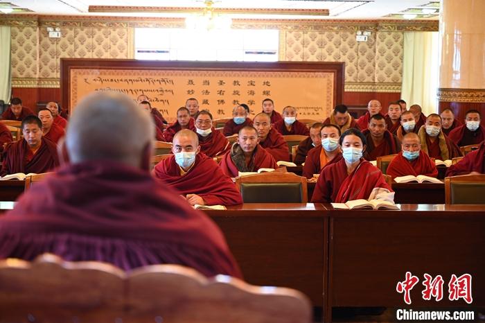 3月23日，記者走進(jìn)位于拉薩的西藏佛學(xué)院，探訪宗教學(xué)府的新學(xué)期。圖為佛學(xué)院學(xué)員正在上課。<a target='_blank' ></p><p  align=