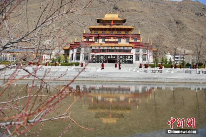 3月23日，西藏佛學(xué)院開學(xué)第二日，<a target='_blank' >中新社</a>記者前往學(xué)院探訪了少年活佛班、尼眾部等，走進(jìn)了他們的課堂。該學(xué)院有來自藏傳佛教格魯派、寧瑪派等各個教派的僧尼，900余人在此學(xué)習(xí)。圖為西藏佛學(xué)院內(nèi)景。<a target='_blank' >中新社</a>發(fā) 貢嘎來松 攝