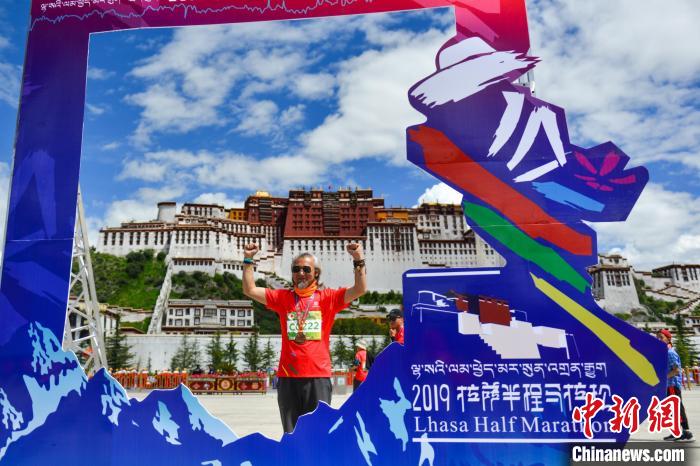 資料圖為2019年8月18日，拉薩舉行半程馬拉松賽?！〗w波 攝