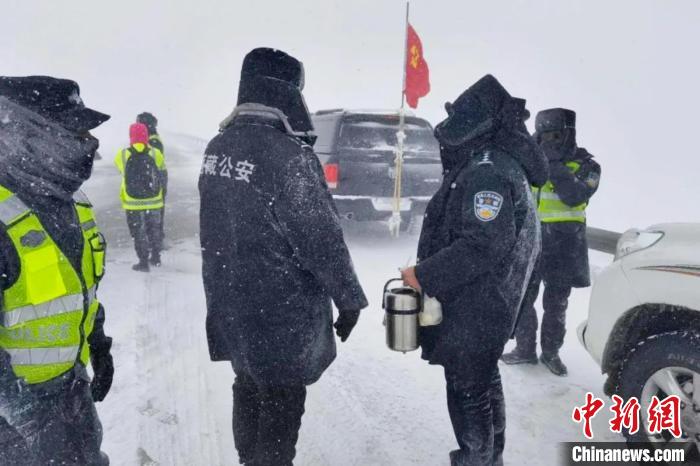 強降雪后，西藏安多縣警方在國道109線唐古拉山段開展除雪保通工作。　安多縣公安局 供圖 攝