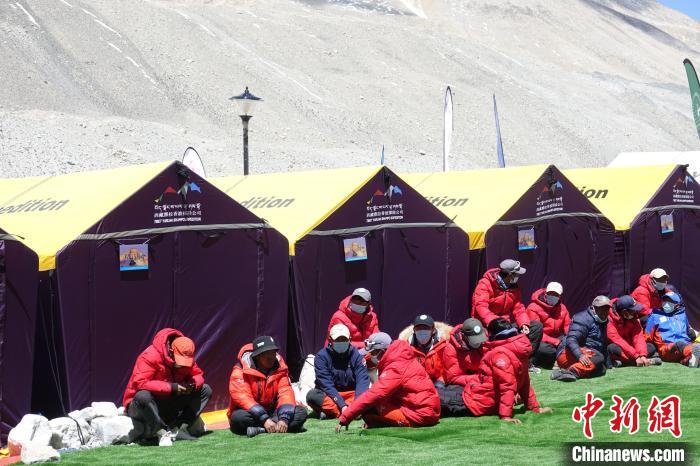 5月9日，登山隊(duì)員在珠峰北坡登山大本營(yíng)歇息。　冉文娟 攝