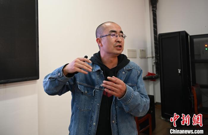 圖為西藏大學(xué)教授寧長(zhǎng)春授課宣講。