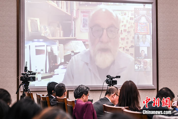 5月16日，由中國社會科學(xué)院西藏智庫、中國社會科學(xué)院民族學(xué)與人類學(xué)研究所主辦的第五屆西藏智庫國際論壇在北京舉行。美國紐約州立大學(xué)教授譚·戈倫夫在主旨演講中表示，自20世紀(jì)80年代以來，西方學(xué)者對西藏研究的范圍逐漸擴大，但西藏的語言和宗教仍然是最吸引西方學(xué)者的研究領(lǐng)域。 <a target='_blank' ><p  align=