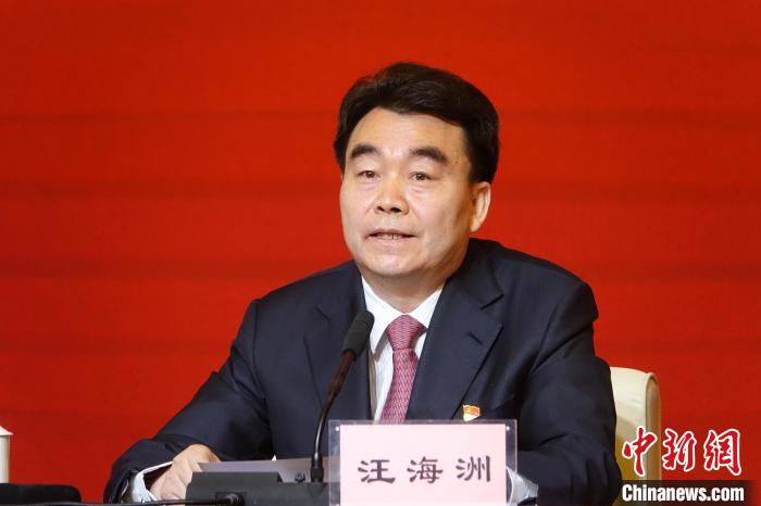 汪海洲在發(fā)布會(huì)上介紹西藏自治區(qū)黨史學(xué)習(xí)教育開展情況?！∪轿木?攝
