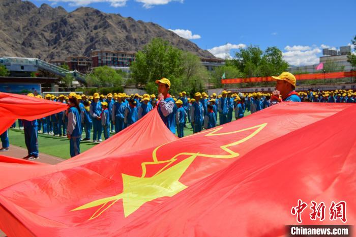 圖為拉薩市堆龍德慶區(qū)堆龍姜昆黃小勇希望小學(xué)學(xué)生在操場(chǎng)入隊(duì)儀式?！∝暩聛?lái)松 攝