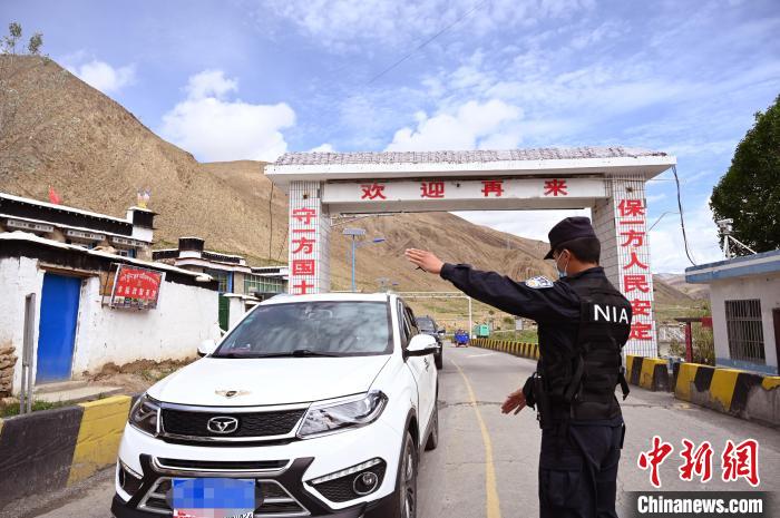 圖為移民管理警察示意司機停車接受檢查?！≮w朗 攝