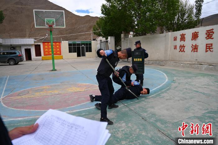 圖為移民管理警察進行警務(wù)技能考核。　趙朗 攝