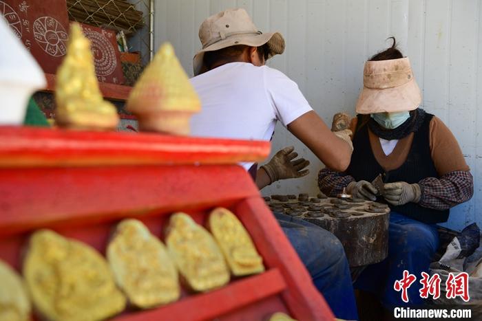 圖為6月14日，拉薩的手工藝人制作“擦擦”。 <a target='_blank' ><p  align=