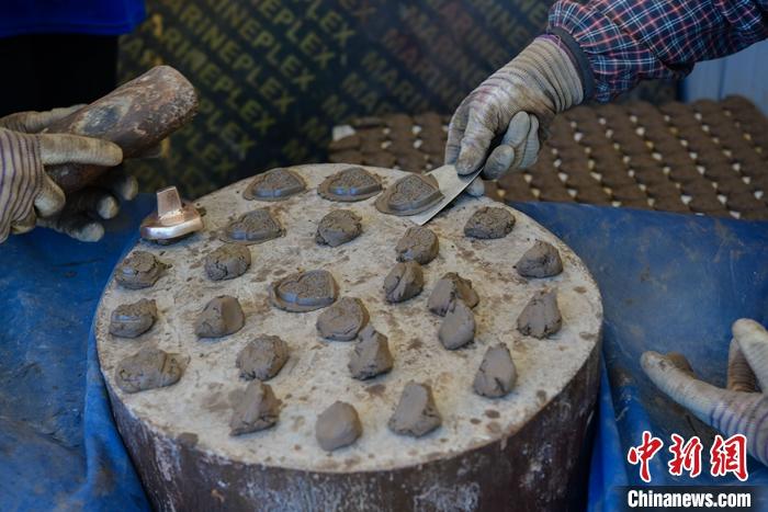 6月14日，拉薩的手工藝人制作“擦擦”。 <a target='_blank' ><p  align=